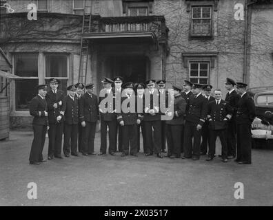Am 15. Februar 1943 kam das sowjetische U-Boot Lennitz 15 aus Wladiwostok an, um in Greenock wieder ausgerüstet zu werden, wo sich russische und britische Offiziere mit Konteradmiral Sir Richard Hill trafen. Stockfoto
