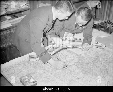 Fotografische Dolmetscher im Hauptquartier Nr. 71 der Advanced Air Striking Force in Bétheniville, Frankreich, 1939–1940, analysieren Abdrücke von Aufnahmen von Aufnahmen der Royal Air Force. Stockfoto