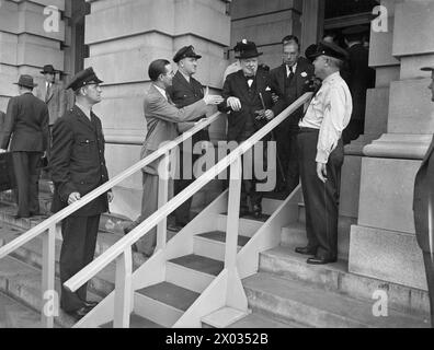 Am 19. Mai 1943 hielt Premierminister Winston Churchill eine 55-minütige Rede vor dem US-Kongress in Washington und traf sich mit dem Ausschuss für auswärtige Angelegenheiten, einschließlich des Vorsitzenden Sol Bloom. Stockfoto