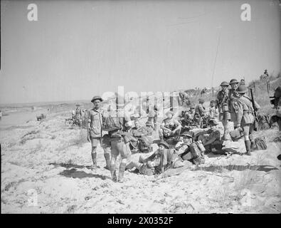 Während der Operation Husky vom 9. Bis 10. Juli 1943 ruhten Ambulanzgruppen am Strand, nachdem sie während der Landung auf Sizilien die Opfer beseitigt hatten. Stockfoto