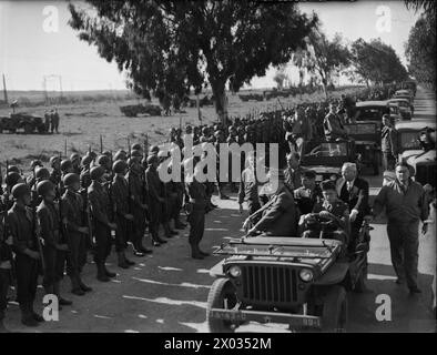 Präsident Roosevelt und Churchill trafen sich am 14. Januar 1943 in der Nähe von Casablanca mit Stabschefs beider Länder, um die Offensive der Alliierten 1943 zu planen. Die Generäle de Gaulle und Giraud diskutierten auch über die Vereinheitlichung der Kriegsanstrengungen des französischen Reiches. Roosevelt beobachtete US-Einheiten und gepanzerte Displays. Stockfoto