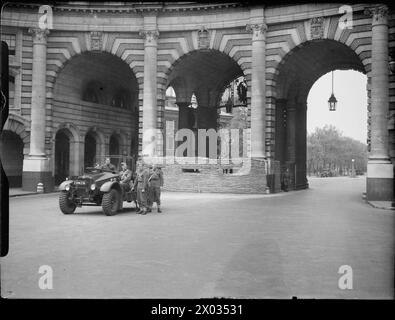 Die Royal Engineers errichteten im Mai 1940 im Rahmen der Verteidigungsvorbereitungen der British Army einen Maschinengewehrposten am Admiralty Arch in London. Stockfoto