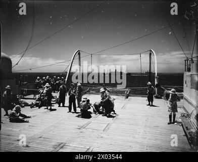 DAKAR BETRIEB. SEPTEMBER 1940 AN BORD DER SS PENNLAND WÄHREND DER FAHRT. - Männer der Fremdenlegion, die die Zeit vertreiben, Karten, Musik usw. zu spielen Stockfoto