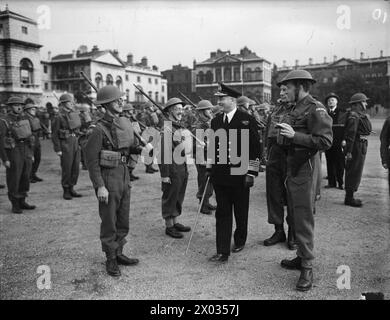 Am 3. September 1943 inspizierte Admiral Sir Charles Kennedy-Purvis, Deputy First Sea Lord, bei der Horse Guards Parade in London die Home Guard, während die Royal Marine Band den vormarsch führte. Stockfoto