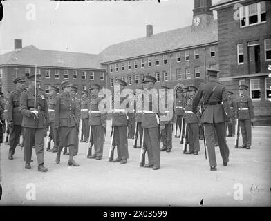 DIE BRITISCHE ARMEE IM VEREINIGTEN KÖNIGREICH - HRH die Prinzessin Royal inspiziert eine Ehrenwache, nachdem sie den Green Howards in Catterick Farben präsentiert hatte, 29. Juli 1938 British Army, Green Howards (Alexandra, Princess of Wales's eigenes Yorkshire Regiment), BN, 1 Stockfoto