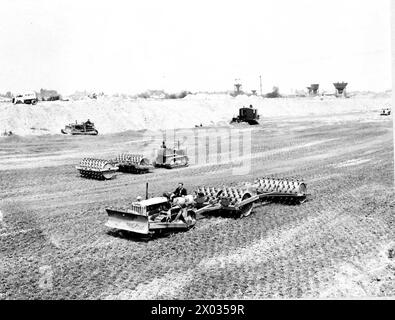 Fotografisches negativ mit RAF-Personal, Flugzeugen und Operationen in Großbritannien zwischen 1940 und 1945. Stockfoto