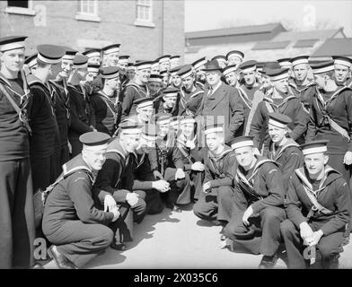 Am 15. April 1942 besuchte der neuseeländische Hochkommissar W. J. Jordan die HMS St. Vincent in Gosport, um die Kandidaten der Fleet Air Arm bei der Ausbildung zu beobachten. Stockfoto