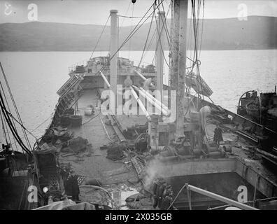 BOMBENSCHADEN AN SS DELIUS, EINEM HANDELSSCHIFF, DAS VON EINER LUFTBOMBE GETROFFEN WURDE. 3. DEZEMBER 1943, GREENOCK. - Blick nach vorne, zeigt keinen Schaden, außer dem, der am Draht am Hauptmast verursacht wurde Stockfoto