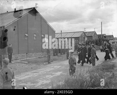 DER KÖNIG BESUCHT DIE HEIMATFLOTTE. 15. AUGUST 1943, SCAPA FLOW. DER KÖNIG BESUCHTE MÄNNER UND SCHIFFE DER HEIMATFLOTTE, ER GING AN BORD DES FLOTTENFÜHRERS HMS ONSLOW, DER IHN ZUM FLAGGSCHIFF HMS DUKE OF YORK BRACHTE. HIER TRAF DER KÖNIG AUF ADMIRAL SIR BRUCE A FRASER, KBE, CB, C-IN-C-FLOTTE. - Der König während seines Besuchs in der Hütte der Church of Scotland Stockfoto