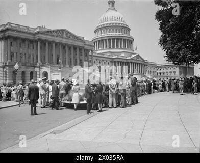 Am 19. Mai 1943 hielt Premierminister Winston Churchill eine 55-minütige Rede vor dem Kongress in Washington, D.C., die weltweit ausgestrahlt wurde. Vor dem Kapitol versammelten sich Menschenmengen, um der Rede zuzuhören. Stockfoto