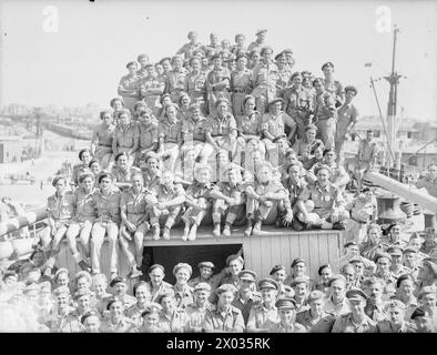 MIT DEM VILLE D'ORAN. 31. MAI 1945, HAFEN VON ALEXANDRIA. KRIEGSGEFANGENE WURDEN AUF DEM FRANZÖSISCHEN SCHIFF AUS DEUTSCHEN GEFANGENENLAGERN IN NORDITALIEN ZURÜCKGEBRACHT. - Südafrikanische Truppen kehren auf der VILLE D'ORAN zur Demobilisierung nach Hause zurück, nachdem sie den Dienst an der norditalienischen Front gesehen haben Stockfoto