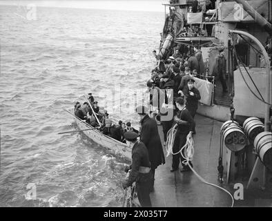 DIE HMS KELVIN RETTET ENTFLOHENE KRIEGSGEFANGENE UND BEENDET FÜNF MONATE VOLLER NERVENKITZEL UND ABENTEUER. DEZEMBER 1940 AN BORD DER HMS KELVIN. ACHTZEHN MÄNNER, DIE AUF DEM DECK EINES NEUTRALEN FRACHTSCHIFFES STANDEN, BEJUBELTEN DIE KELVIN BEI IHRER RETTUNG UND BEENDETEN FÜNF MONATE ABENTEUER FÜR 13 DER ACHTZEHN GERETTETEN MÄNNER. DIE 13 WAREN MITGLIEDER DER 51ST HIGHLAND DIVISION, DIE IM JUNI 1940 WÄHREND DES DEUTSCHEN VORMARSCHES AUF DIE SOMME GEFANGEN GENOMMEN WURDEN. EINES NACHTS, ANGEFÜHRT VON IHREM MAJOR, ENTKAMEN SIE UND ERREICHTEN SCHLIESSLICH VICHY, WO SIE ES IRGENDWIE SCHAFFTEN, FRANZÖSISCHE MILITÄRUNIFORMEN ZU ERHALTEN. VON VICHY MACHTEN SIE IHREN WA Stockfoto