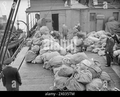 Am 18. Dezember 1942 sortierte und verteilte die HMS Dunluce Castle, Teil der Home Fleet, Weihnachtspost an Schiffe und Fähren zum Festland. Stockfoto