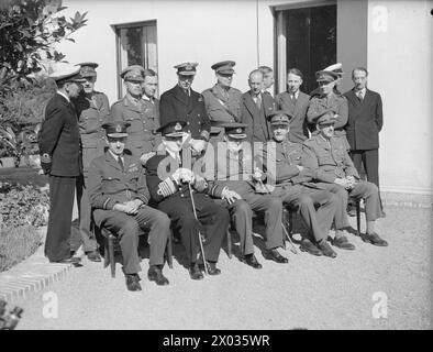 Am 14. Januar 1943 in der Nähe von Casablanca begannen Roosevelt und Churchill die Strategiekonferenz der Alliierten mit Militärchefs, in der sie Pläne für den Feldzug 1943 skizzierten. Churchill wurde in RAF-Uniform mit leitenden Mitarbeitern fotografiert. Stockfoto