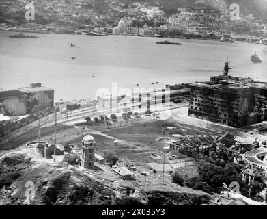 BEFREIUNG HONGKONGS. 30. AUGUST 1945 UND DANACH. SZENEN NACH DER WIEDERBESETZUNG DER KRONENKOLONIE. Britische Zerstörer dampfen in Victoria Harbour, Hongkong, ein Teil der britischen Task Force, die am 30. August 1945 auf der Insel ankam, um die Kronkolonie zurückzuerobern Stockfoto