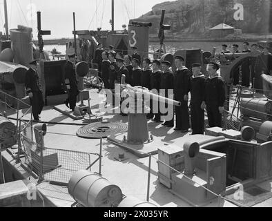 KRONPRINZ OLAV VON NORWEGEN BESUCHT DIE NORWEGISCHE ML-FLOTILLE IN EINEM BRITISCHEN HAFEN. 1941. Kronprinz Olav an Bord der Schiffe Stockfoto