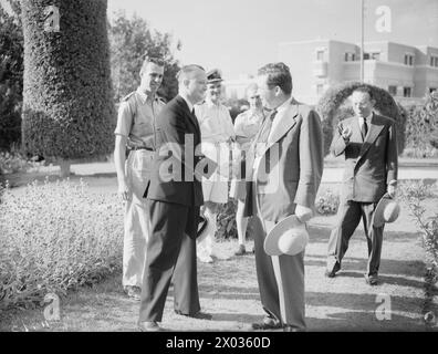 HERR WENDELL WILLKIE IN ALEXANDRIA. WÄHREND SEINER REISE IM NAHEN OSTEN TRAF WENDELL WILLKIE ADMIRAL SIR HENRY HARWOOD, GENERAL MAXWELL UND PRESSMEN. 6. SEPTEMBER 1942. - Herr Wendell Willkie schüttelt Larry Allen (Associated Press) in Alexandria die Hand Stockfoto