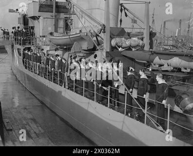 KRONPRINZ OLAV VON NORWEGEN BESUCHT DEN NORWEGISCHEN ZERSTÖRER HMNS SLEIPNER, DER MIT DER BRITISCHEN MARINE ZUSAMMENARBEITET. 1940. - Die Bewertungen des SLEIPNER, der Prinz Olav nach seinem Besuch anfeuert Stockfoto