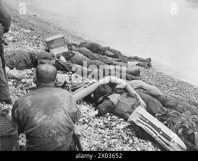 Während der D-Day-Invasion der Normandie am 6. Juni 1944 am Kieselstrand von Omaha liegen amerikanische Angriffstruppen. Stockfoto