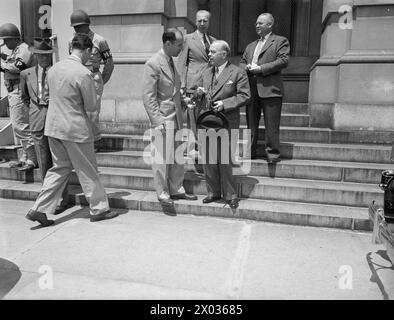 Am 19. Mai 1943 hielt Winston Churchill eine 55-minütige Rede vor dem US-Kongress in Washington, die international ausgestrahlt wurde. Der kanadische Premierminister Mackenzie King wird gesehen, wie er das Kapitol verlässt. Stockfoto
