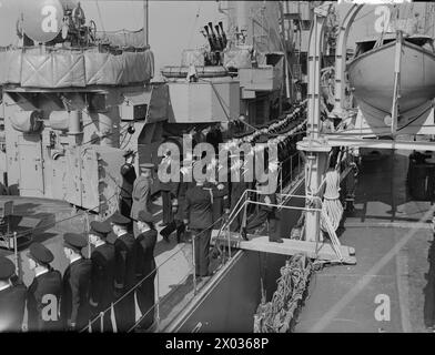 Ihre Majesties der König und die Königin besuchen das Western Approaches Command in Plymouth am 20. März 1941. Der König wird über die Seite des Flotilla-Anführers HMS Kelly gesprengt, während er abreist. Stockfoto