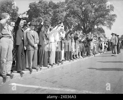 Am 19. Mai 1943 sprach Premierminister Winston Churchill vor dem US-Kongress in Washington und hielt eine 55-minütige Rede, die weltweit ausgestrahlt wurde. Die Massen jubeln, als sein Auto vom Kapitol abfährt. Stockfoto