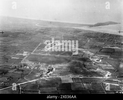 Luftaufnahme des Weston-super-Mare-Flugplatzes in England mit Landebahnen, Hangars und technischen Standorten, 1941. Stockfoto