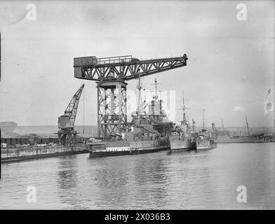HMS Queen Elizabeth, HMS Zulu und HMNS Sleipner werden 1940 auf HM Dockyard Rosyth nebeneinander gesehen, was den Kontrast der Schiffsgrößen veranschaulicht. Stockfoto