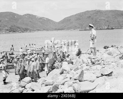 HONGKONG WIEDER BESETZT. SEPTEMBER 1945, SZENEN IN HONGKONG NACH DER WIEDERBESETZUNG DER KRONKOLONIE NACH DER KAPITULATION JAPANS. - Männer von den Zerstörern WIRBELWIND und QUADRANT und japanische Selbstmord-Motorbootleute an ihrer Basis in Picnic Bay, nahe Hong Kong. WIRBELWIND und QUADRANT gingen durch ungefegte Minenfelder, um die Basis zu untersuchen und fanden hundertfünfzig explosive Selbstmordboote Stockfoto