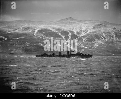 AN BORD DER HMS SIEGREICH. 23. BIS 28. JANUAR 1942 AN BORD DES FLUGZEUGTRÄGERS IN HVALFJORD, ISLAND. HMS VICTORIOUS UND ANDERE SCHIFFE DER FLOTTE PATROUILLIEREN IM NORDATLANTIK AUF DER SUCHE NACH DEM DEUTSCHEN SCHLACHTSCHIFF TIRPITZ. - Zerstörer HMS ECHO bei Hvalfjord Royal Navy, HMS Echo, hydrographisches Vermessungsschiff, (2002) Stockfoto