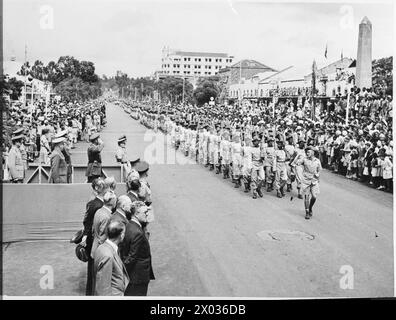 Am 8. Mai 1945 fand in Nairobi, Kenia, eine parade statt, bei der Leutnant Sir Kenneth Anderson ein Kontingent des African Pioneer Corps begrüßte. Stockfoto