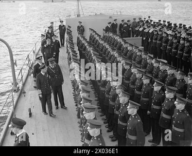 DER KÖNIG BESUCHT DIE HEIMATFLOTTE. 15. AUGUST 1943, SCAPA FLOW. DER KÖNIG BESUCHTE MÄNNER UND SCHIFFE DER HEIMATFLOTTE, ER GING AN BORD DES FLOTTENFÜHRERS HMS ONSLOW, DER IHN ZUM FLAGGSCHIFF HMS DUKE OF YORK BRACHTE. HIER TRAF DER KÖNIG AUF ADMIRAL SIR BRUCE A FRASER, KBE, CB, C-IN-C-FLOTTE. - Der König inspiziert die Royal Marines während seines Besuchs auf dem Kreuzer HMS BELFAST Stockfoto