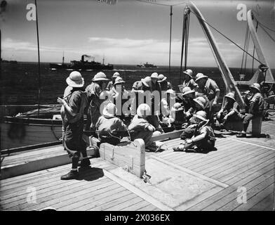 DAKAR BETRIEB. SEPTEMBER 1940 AN BORD DER SS PENNLAND WÄHREND DER FAHRT. - Männer der Fremdenlegion, die die Zeit vertreiben, Karten, Musik usw. zu spielen Stockfoto