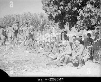 Am 9-10. Juli 1943 wartete während der Operation Husky eine Gruppe von Gefangenen in Sizilien auf ihre Abschiebung zu Beginn der alliierten Invasion. Stockfoto