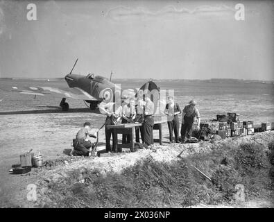 Die Bodenbesatzung und die Rüstungsschiffe der No. 85 Squadron RAF füllen .303 Munitionsgürtel vor einem Hawker Hurrikan Mark I, 'VY-C', in Lille-Seclin während der Operationen in Frankreich, 1939–1940. Stockfoto