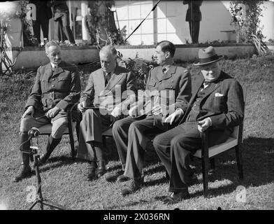 Am 14. Januar 1943 trafen sich Präsident Roosevelt, Churchill, Generäle de Gaulle und Giraud zur Großen Strategiekonferenz der Alliierten, um koordinierte Angriffskampagnen für den Krieg zu planen. Stockfoto