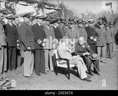 Am 14. Januar 1943 in der Nähe von Casablanca trafen sich Präsident Roosevelt und Churchill mit Stabschefs, um alliierte Operationen zu planen, zusammen mit General de Gaulle, General Giraud und hochrangigen Militärführern. Stockfoto