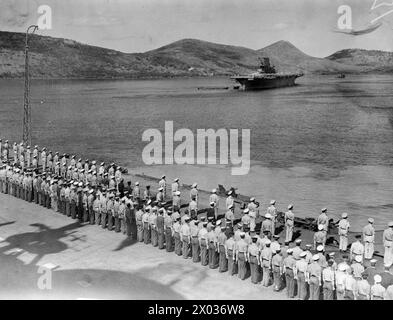 HMS VICTORIOUS HAT DER USN VERLIEHEN. JANUAR BIS SEPTEMBER 1943 IM PAZIFIK. DER 23.000 TONNEN SCHWERE BRITISCHE FLUGZEUGTRÄGER HMS SIEGTE, ALS SIE MIT DER US NAVY IM PAZIFIK ARBEITETE. SIE WURDE DER US-PAZIFIK-FLOTTE ZU EINER ZEIT VERLIEHEN, ALS SIE VORÜBERGEHEND KNAPP WAR. - HMS SIEGREICH gekleidet für das Verlassen des Hafens von Noumea, Neukaledonien, mit der USS SARATOGA im Hintergrund, 27. Juli 1943 Stockfoto