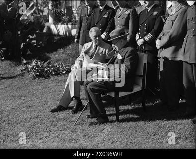 Am 14. Januar 1943 in der Nähe von Casablanca trafen sich Präsident Roosevelt und Churchill zur Großen Nordafrikanischen Strategiekonferenz, begleitet von Stabschefs, um die Kampagne der Alliierten 1943 zu planen. General de Gaulle und General Giraud nahmen ebenfalls teil. Stockfoto