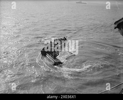 ZERSTÖRER FÜHREN ÜBUNGEN DURCH. SEPTEMBER 1940 AN BORD DER HMS KELVIN. - Der Zerstörer kommt zu ihrer Boje, ein Boot wird mit einer Schnur weggeschickt, und der Hawser wird dann vom Schiff gezogen und schnell auf der Boje klingeln Stockfoto