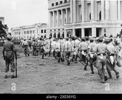 BRITISCHE WIEDERBESETZUNG SINGAPURS, 1945: Japanische Kriegsgefangene werden in Singapur zur Arbeit gebracht, wo sie die Stadt räumen mussten Stockfoto