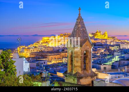 Ostuni, Italien in Apulien bei Sonnenaufgang. Stockfoto