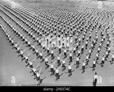 MASSENTRAINING-DEMONSTRATION VON REKRUTEN DER ROYAL AIR FORCE IN GROSSBRITANNIEN - zweitausend Rekruten, die eine Demonstration des körperlichen Trainings am Strand von Blackpool, Lancashire, geben Stockfoto