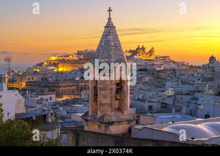 Ostuni, Italien in Apulien bei Sonnenaufgang. Stockfoto