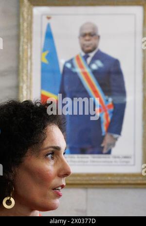 Kinshasa, Kongo. April 2024. Die belgische Außenministerin Hadja Lahbib spricht nach einem Treffen mit dem Außenminister der DR Kongo am Dienstag, den 9. April 2024, in Kinshasa, Kongo, mit der Presse. Der belgische Minister Lahbib ist zu einem zweitägigen offiziellen Besuch in der Demokratischen Republik Kongo. BELGA FOTO BENOIT DOPPAGNE Credit: Belga News Agency/Alamy Live News Stockfoto