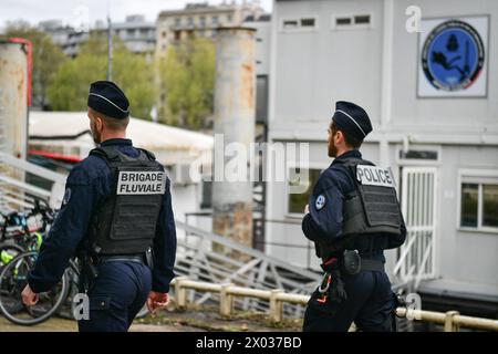 Paris, Frankreich. April 2024. Mitglieder der River Brigade laufen am 9. April 2024 zu ihrem Bahnhof in Paris. Foto: Firas Abdullah/ABACAPRESS.COM Credit: Abaca Press/Alamy Live News Stockfoto