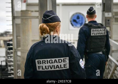 Paris, Frankreich. April 2024. Mitglieder der River Brigade laufen am 9. April 2024 zu ihrem Bahnhof in Paris. Foto: Firas Abdullah/ABACAPRESS.COM Credit: Abaca Press/Alamy Live News Stockfoto