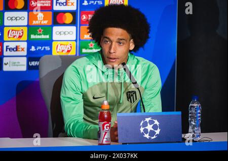 Madrid, Madrid, Spanien. April 2024. Axel Witsel von Atletico Madrid spricht während der Pressekonferenz einen Tag vor dem Viertelfinalspiel der Champions League gegen Borussia Dortmund im Civitas Metropolitano Stadion in Madrid. (Kreditbild: © Alberto Gardin/ZUMA Press Wire) NUR REDAKTIONELLE VERWENDUNG! Nicht für kommerzielle ZWECKE! Stockfoto