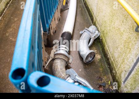 Chalfont St Peter, Großbritannien. März 2024. Ein Teil des Dorfes Chalfont St Peter bleibt für Fahrzeuge gesperrt, da Thames Water und ihre Auftragnehmer weiterhin Grundwasser und Abwasser aus Schächten im Dorf Chalfont St Peter in Buckinghamshire pumpen. Abwasser fließt in die High Street, und die Themse hat manchmal überschüssiges Abwasser direkt in den Fluss Misbourne gepumpt, einen wertvollen Kreidefluss. Es gibt weiterhin Forderungen nach Renationalisierung des Themsewassers. Kredit: Maureen McLean/Alamy Stockfoto