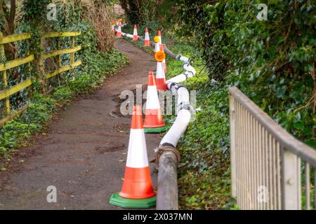 Chalfont St Peter, Großbritannien. März 2024. Ein Teil des Dorfes Chalfont St Peter bleibt für Fahrzeuge gesperrt, da Thames Water und ihre Auftragnehmer weiterhin Grundwasser und Abwasser aus Schächten im Dorf Chalfont St Peter in Buckinghamshire pumpen. Abwasser fließt in die High Street, und die Themse hat manchmal überschüssiges Abwasser direkt in den Fluss Misbourne gepumpt, einen wertvollen Kreidefluss. Es gibt weiterhin Forderungen nach Renationalisierung des Themsewassers. Kredit: Maureen McLean/Alamy Stockfoto